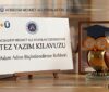 Acıbadem Mehmet Ali Aydınlar Üniversitesi Tez Yazım Kılavuzu: FBE ve SBE Kuralları Kategori: Tez Yazım Kılavuzları · Okuma Süresi: ~6 dakika · Güncelleme: 2026 Sağlık bilimleri alanında tematik bir üniversite olan Acıbadem Mehmet Ali Aydınlar Üniversitesi'nde (ACU) lisansüstü tez hazırlayan öğrenciler, kayıtlı oldukları enstitüye göre değişen ayrı tez yazım kılavuzlarına tabidir. Üniversite; Fen Bilimleri Enstitüsü, Sosyal Bilimler Enstitüsü ve Sağlık Bilimleri Enstitüsü olmak üzere farklı enstitüler altında yüksek lisans ve doktora programları yürütür. Bu yazıda ACU'nun enstitüye göre değişen kılavuz yapısını, atıf sistemlerindeki temel farkı ve etik kurul zorunluluğunu bir arada inceliyoruz. Fen Bilimleri Enstitüsü (FBE) Tez Yazım Kılavuzu Acıbadem Mehmet Ali Aydınlar Üniversitesi Fen Bilimleri Enstitüsü'nün resmi Tez Yazım Kılavuzu'nun (Doküman No: FBE.01) amacı, enstitüye bağlı ana bilim dallarında hazırlanan yüksek lisans ve doktora tezlerinin yazımında bilimsel yazım kurallarına uygun bir eşgüdüm sağlamaktır. Kılavuz, yüksek lisans ve doktora tezi hazırlayacak adayların bu dokümanda belirtilen standartlara uymakla yükümlü olduğunu açıkça belirtir; tez yazım kılavuzu ve şablonlar öğrenciyi bilgilendirmekle yükümlü olsa da, tezin kılavuza ve şablonlara uygun hazırlanması nihai olarak öğrencinin sorumluluğundadır. Kılavuzun hazırlanmasında diğer üniversitelerin enstitü kılavuzlarının yanı sıra Acıbadem Sağlık Bilimleri Dergisi Yazım Kuralları'ndan da referans alınmıştır; bu da kılavuzun sağlık bilimleri yayıncılık standartlarıyla uyumlu bir yapı taşıdığını gösterir. Etik Kurul Onayı Zorunluluğu FBE kılavuzunun en belirleyici kurallarından biri, tez kapsamında insan veya hayvan üzerinde yapılacak bilimsel çalışmalarda Etik Kurul Onayı alınmasının zorunlu olmasıdır. Sağlık bilimleri temelli bir üniversite olması nedeniyle ACU, bu konuda oldukça titiz davranır; etik kurul onayı olmadan veri toplama sürecine başlanması, tezin sonradan reddedilmesine veya ciddi revizyon talep edilmesine yol açabilir. Bu nedenle araştırma tasarımı insan katılımcı, hasta verisi, hayvan deneyi veya klinik örneklem içeriyorsa, danışmanla birlikte en erken aşamada ilgili etik kurula başvuru yapılması önerilir; başvuru süreçleri bazen haftalar sürebildiğinden, bu adımın tez takvimine erkenden dahil edilmesi gerekir. Numaralı Atıf Sistemi (FBE) ile APA Sistemi (SBE) Arasındaki Fark ACU'da dikkat edilmesi gereken en önemli noktalardan biri, enstitüler arasında farklı kaynak gösterme sistemlerinin benimsenmiş olmasıdır. Fen Bilimleri Enstitüsü kılavuzu, metin içi atıflarda numaralı (Vancouver tarzı) bir sistem kullanır; örneğin bir cümlenin sonunda kaynağa parantez içinde sıra numarası verilir ve kaynakça da bu numaralara göre sıralanır. Buna karşılık Sosyal Bilimler Enstitüsü (SBE) Tez Yazım Kılavuzu, yazar-tarih esaslı APA formatını benimser; kaynakça girişleri yazarın soyadı, isim baş harfi, yayım yılı ve kaynak bilgileriyle düzenlenir. Bu iki sistemin birbirine karıştırılması, ACU'da en sık karşılaşılan biçimsel hatalardan biridir; FBE'ye kayıtlı bir öğrencinin SBE'nin APA formatını (ya da tam tersini) kullanması, kaynakça bölümünün baştan yeniden düzenlenmesini gerektirebilir. Dolaylı Kaynak Kullanımı ve Diğer Atıf Kuralları FBE kılavuzu, dolaylı kaynak kullanımı konusunda da net bir sınır koyar. 'Dolaylı kaynaklar' olarak adlandırılan, yani elde bulunan bir yayında belirtilen ancak doğrudan ulaşılamayan başka bir kaynağın aktarılmasından mümkün olduğunca kaçınılması istenir; ancak bu tür bir aktarım kaçınılmazsa, tez boyunca kullanılabilecek dolaylı kaynak sayısı en fazla iki ile sınırlandırılmalıdır. Bu kural, tezin doğrudan orijinal kaynaklara dayanmasını teşvik eder ve literatür taramasının yüzeysel kalmasını önler. Ayrıca özgün bir bilgisayar programına atıfta bulunulduğunda, yazılımın adı ve sürüm bilgisinin cümle içinde parantezle belirtilmesi ve buna ek olarak cümle sonuna numaralı atıfın da eklenmesi beklenir; örneğin bir istatistik yazılımı kullanıldığında bu bilginin hem metinde hem kaynakçada tutarlı biçimde yer alması gerekir. Sosyal Bilimler Enstitüsü (SBE) Özet ve Başlık Kuralları SBE Tez Yazım Kılavuzu, özet sayfalarının biçimlendirilmesinde de ayrıntılı kurallar barındırır. Türkçe özette tezin başlığının tekrar yer almaması, ÖZET başlığının sola yaslanmış, koyu renkte, 14 punto ve büyük harflerle yazılması istenir; aynı kural İngilizce ABSTRACT başlığı için de geçerlidir. Bu iki özetin içerik olarak birebir örtüşmesi beklenir, çünkü ilgili sayfalar YÖK Ulusal Tez Merkezi'ne yüklenerek tezin akademik veritabanlarında (örneğin Web of Science) taranabilir hale gelmesini sağlar. Kılavuz ayrıca öğrencilere, Acıbadem Üniversitesi Kütüphanesi'nin internet sayfasındaki veritabanları bölümünden Web of Science gibi kaynaklara nasıl erişebileceklerini de gösterir; bu da literatür taramasının kılavuzun bir parçası olarak ele alındığını gösterir. Tez Kontrol Listesi ve Teslim Öncesi Son Adım FBE kılavuzunun eklerinde yer alan 'Tez Kontrol Listesi', öğrencinin tezini ciltletmeden önce doldurması beklenen ve cilt dışında bırakılacak (yani ciltli nüshanın içine dahil edilmeyecek) bir kontrol formudur. Bu liste; kapak, iç kapak, onay sayfası, beyan sayfası, özet/abstract, içindekiler, kaynakça ve ekler gibi bölümlerin kılavuza uygunluğunu tek tek işaretlemeyi sağlar. Bu kontrol listesinin doldurulmadan ciltleme aşamasına geçilmesi, tez enstitüye teslim edildikten sonra şekil yönünden düzeltme talebiyle geri gönderilme riskini önemli ölçüde artırır. Sık Yapılan Hatalar • FBE ve SBE atıf sistemlerinin (numaralı vs. APA) birbirine karıştırılması • Etik Kurul Onayı alınmadan veri toplama sürecine başlanması • Dolaylı kaynak sayısının kılavuzda belirtilen sınırı (en fazla iki) aşması • Türkçe özet ile İngilizce Abstract içeriklerinin birbirinden farklılaşması • Tez Kontrol Listesi'nin ciltleme öncesi doldurulmaması Sıkça Sorulan Sorular ACU'da tüm enstitüler aynı atıf sistemini mi kullanır? Hayır. Fen Bilimleri Enstitüsü numaralı (Vancouver tarzı) bir sistem kullanırken, Sosyal Bilimler Enstitüsü yazar-tarih esaslı APA formatını benimser. Etik Kurul Onayı hangi tezlerde zorunlu? İnsan veya hayvan üzerinde yapılan tüm bilimsel çalışmalarda, veri toplama sürecine başlamadan önce Etik Kurul Onayı alınması zorunludur. Dolaylı kaynak kullanımı tamamen yasak mı? Yasak değildir ancak mümkün olduğunca kaçınılması istenir; kaçınılmaz olduğu durumlarda dolaylı kaynak sayısı en fazla iki ile sınırlandırılmalıdır. Tez Ofisi ile Enstitünüze Uygun, Etik Onaylı Bir Tez Süreci Acıbadem Mehmet Ali Aydınlar Üniversitesi'nin enstitüye göre değişen atıf sistemi ve titiz etik kurul gereklilikleri, sağlık bilimleri odaklı tezlerde ekstra dikkat gerektirir. Tez Ofisi'nin akademik kadrosu, FBE'nin numaralı atıf sistemine veya SBE'nin APA formatına birebir uygun kaynakça düzenlemesinden, etik kurul başvuru sürecine, özet/abstract tutarlılığından Tez Kontrol Listesi'nin eksiksiz doldurulmasına kadar sürecin tamamında yanınızdayız. Tezinizi zamanında ve kılavuza tam uyumlu şekilde tamamlamak için bizimle iletişime geçebilirsiniz.